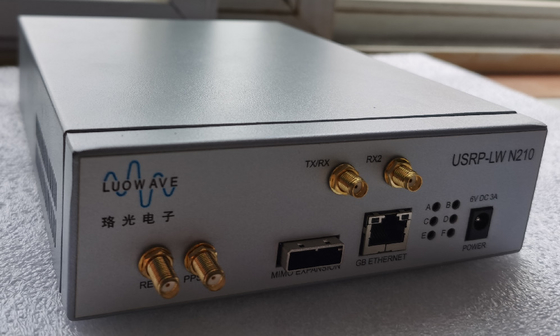 Phần mềm băng thông cao 50MS / S Định nghĩa bộ đàm ETTUS USRP B210 cho liên lạc